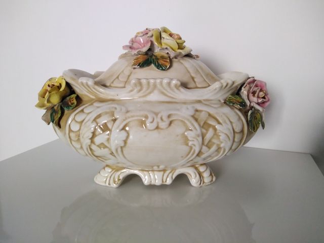 Zuppiera vintage. Capodimonte. Con rose