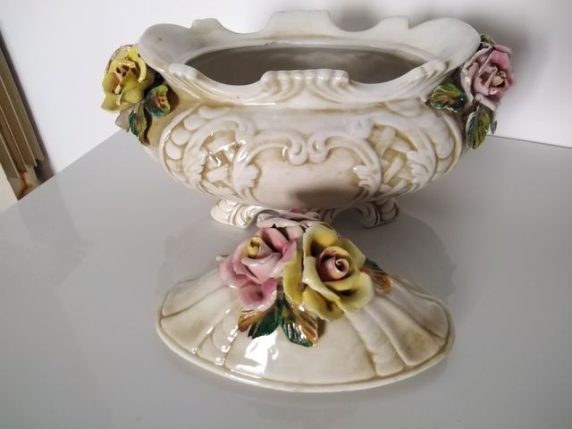 Zuppiera vintage. Capodimonte. Con rose