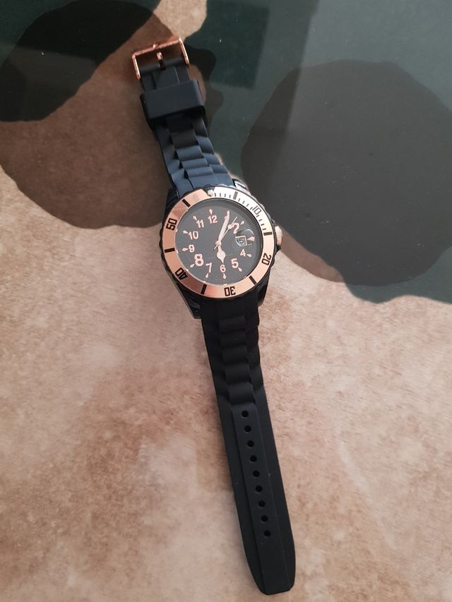 Orologio da polso in silicone nuovo