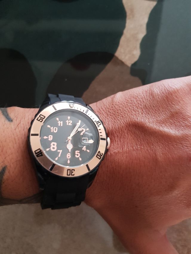 Orologio da polso in silicone nuovo