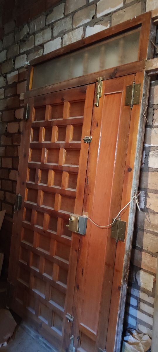 Puerta principal de madera.