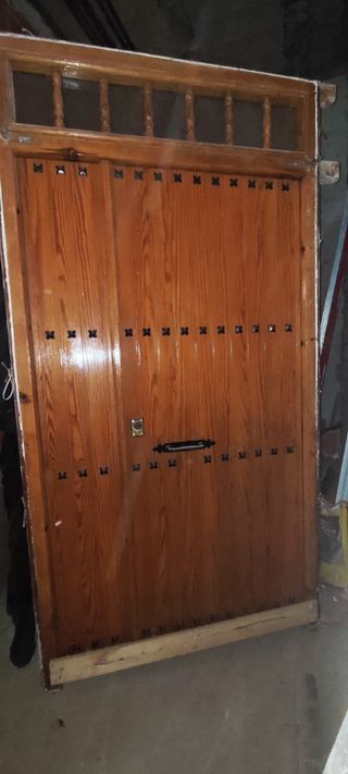 Puerta principal de madera.