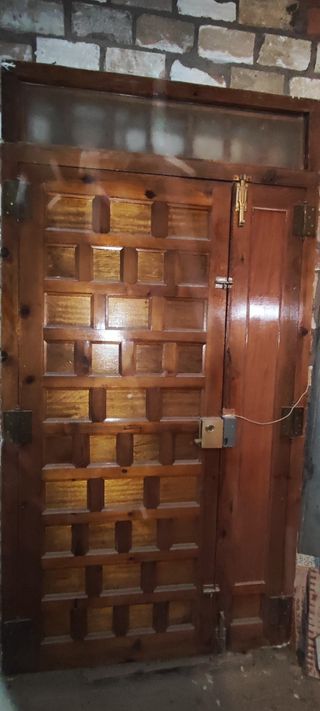 Puerta principal de madera.
