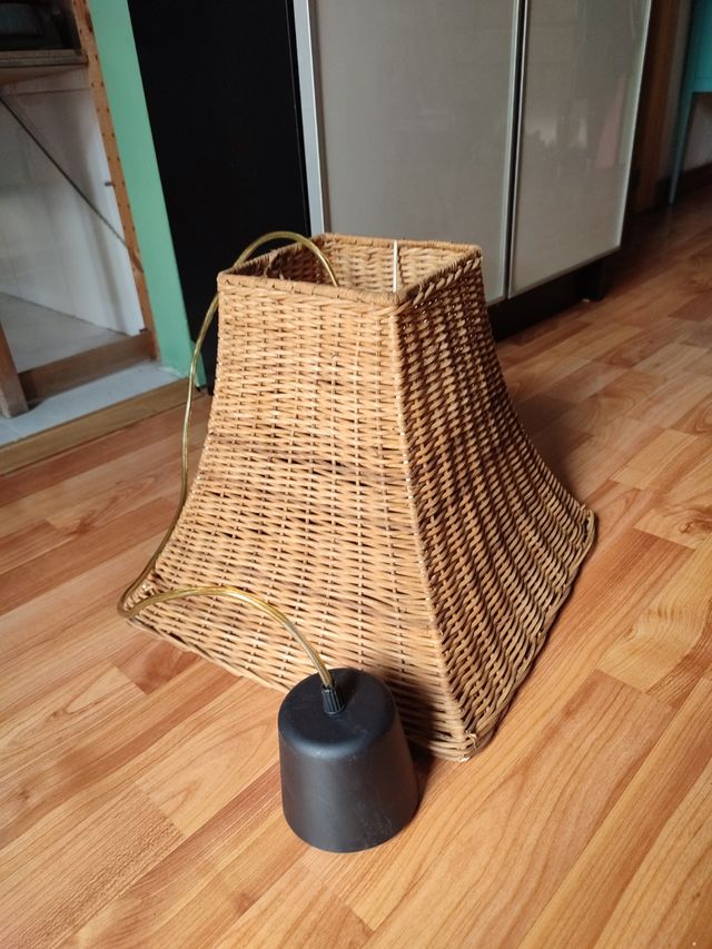Lámpara de mimbre.