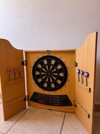 Diana electrónica de dardos con mueble