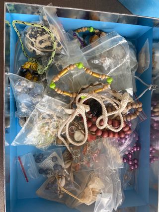 Conjunto de pulseras con joyas