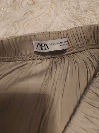 Falda midi de Zara verde.