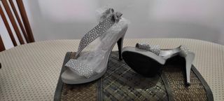 Sandalias de tacón con pedrerias