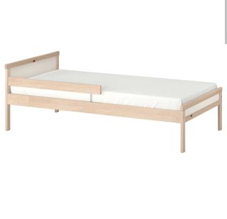 Cama infantil + colchón + protector