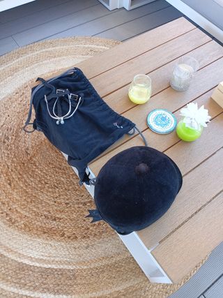 Casco y espuelas hipica