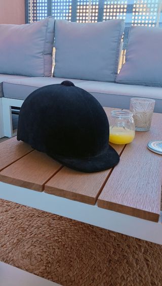 Casco y espuelas hipica