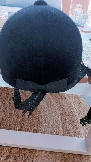 Casco y espuelas hipica