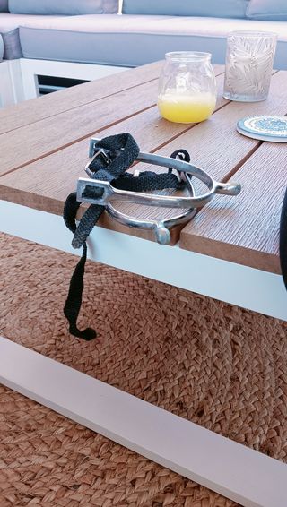 Casco y espuelas hipica