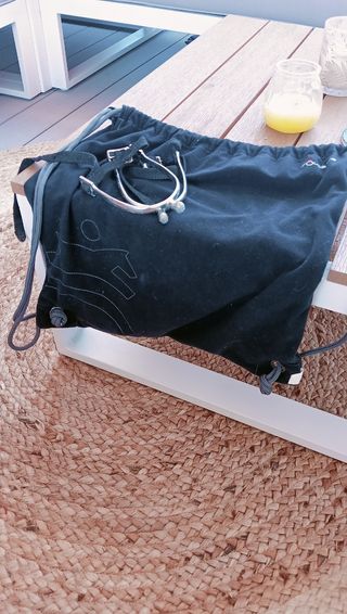 Casco y espuelas hipica