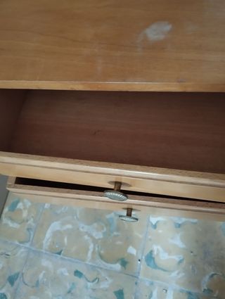 Mesita dormitorio.
