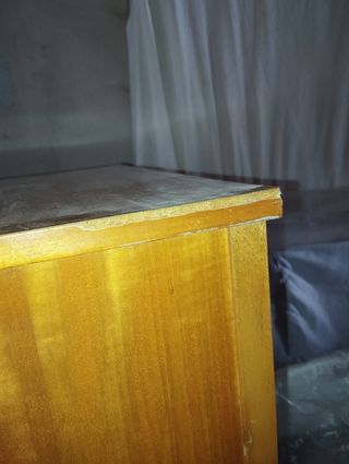 Mesita dormitorio.