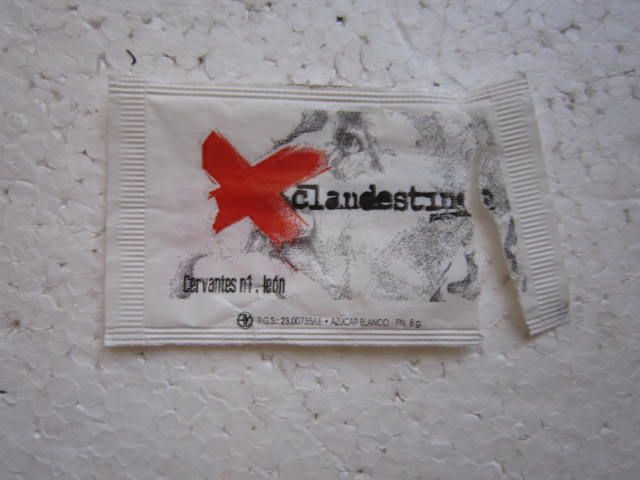 sobrecito de acúzar vacío azucarillo Clandestino