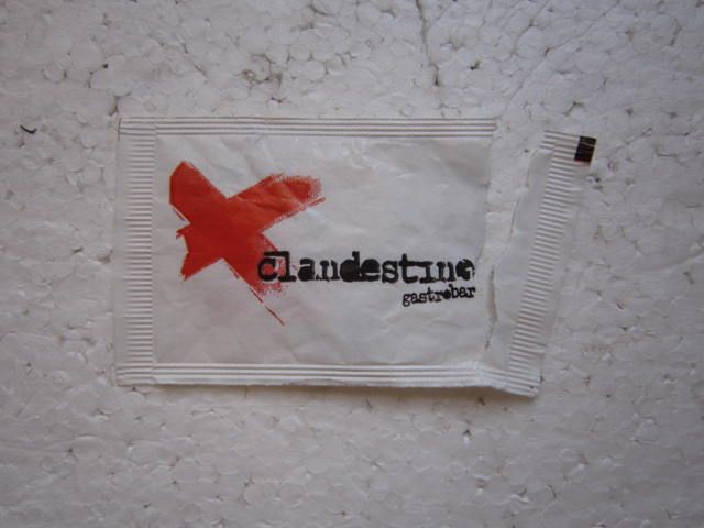 sobrecito de acúzar vacío azucarillo Clandestino