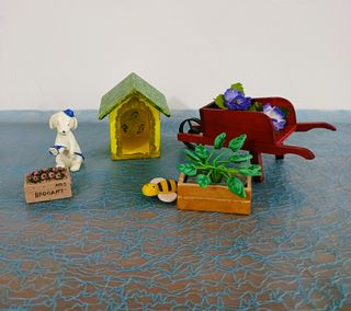 PERRITO CON COMPLEMENTOS JARDÍN-CASA MUÑECAS MINIA