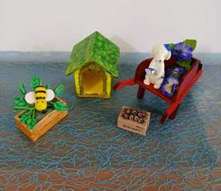 PERRITO CON COMPLEMENTOS JARDÍN-CASA MUÑECAS MINIA
