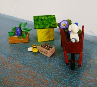 PERRITO CON COMPLEMENTOS JARDÍN-CASA MUÑECAS MINIA