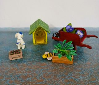 PERRITO CON COMPLEMENTOS JARDÍN-CASA MUÑECAS MINIA