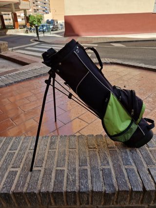 Bolsa de palos y palos de golf junior.
