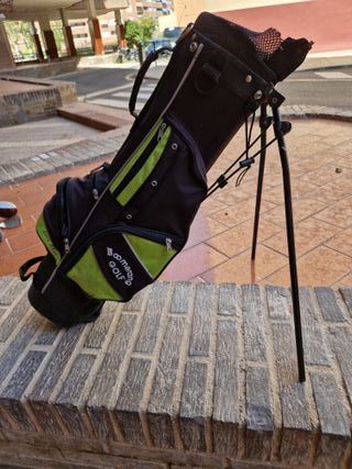 Bolsa de palos y palos de golf junior.