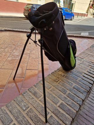 Bolsa de palos y palos de golf junior.