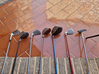 Bolsa de palos y palos de golf junior.