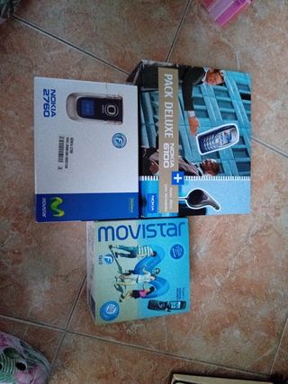 Móviles antiguos y cargadores.