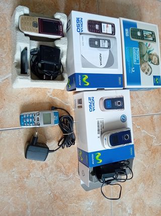 Móviles antiguos y cargadores.