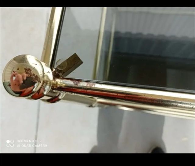 Mesa dorada y cristal vintage con ruedas