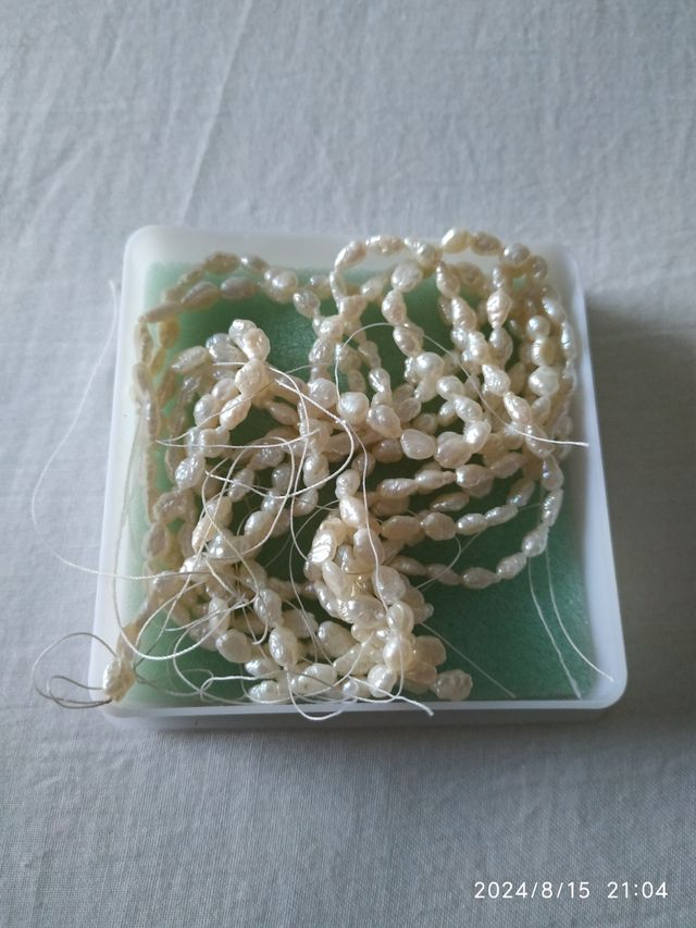 4 Hilos de perlas de rio.