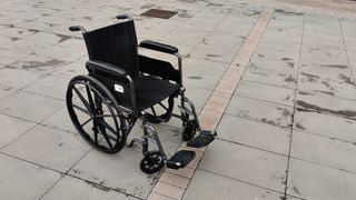 Silla de ruedas negra 