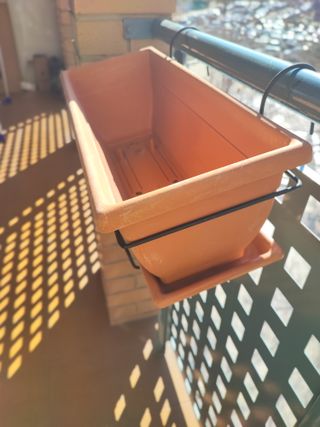 JARDINERA O MACETERO DE BALCON