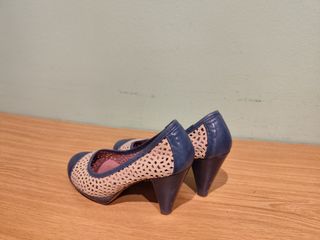 Zapato azul y beige 
