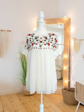 Vestido corto bordados Zara Talla S