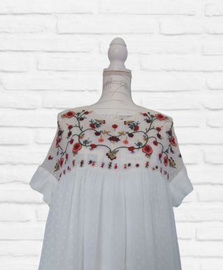 Vestido corto bordados Zara Talla S