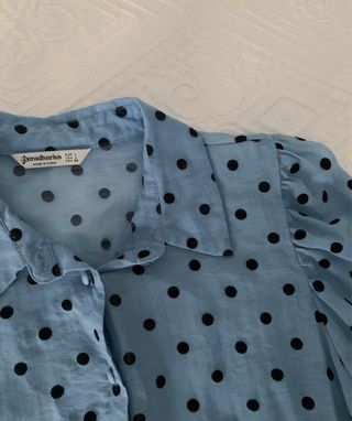Camisa celeste lunares Stradivarius