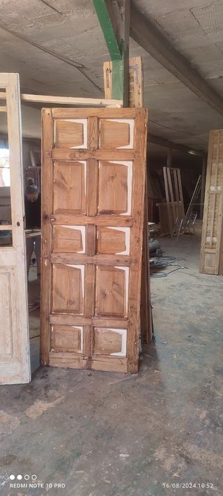Puerta antigua .