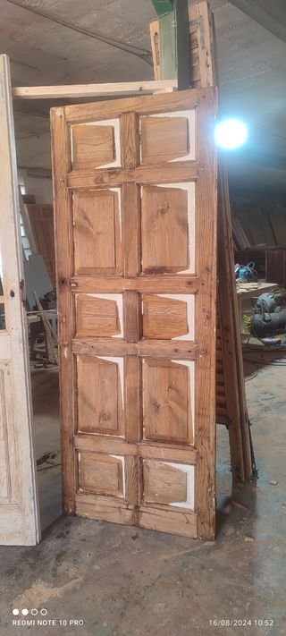 Puerta antigua .