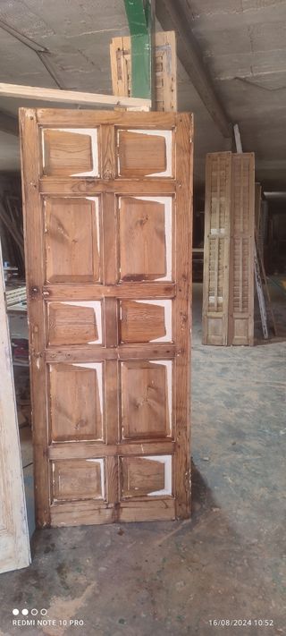 Puerta antigua .