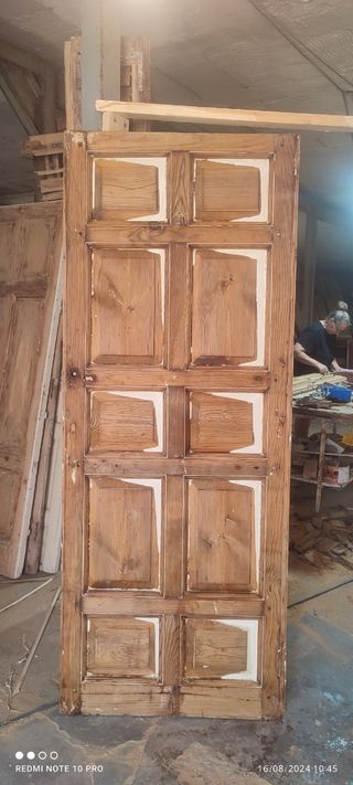 Puerta antigua .