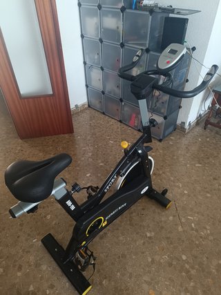 Bicicleta de spinning y cinta de correr