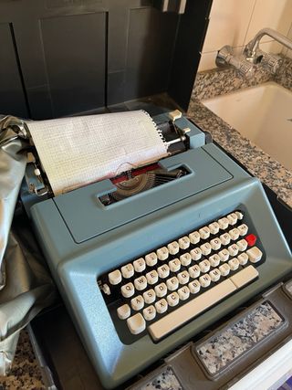Maquina de escribir Olivetti lettera