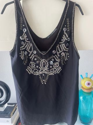 Top negro bordado