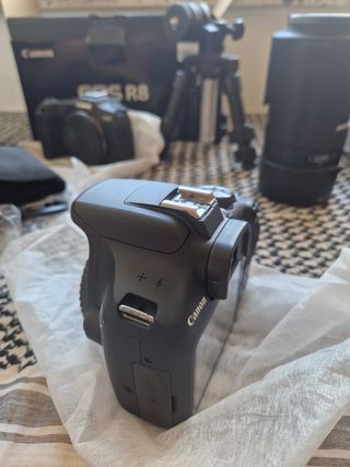 Camara Canon EOS 2000D