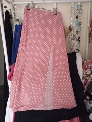 Falda rosa y tópitos blancos .