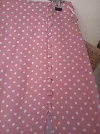 Falda rosa y tópitos blancos .